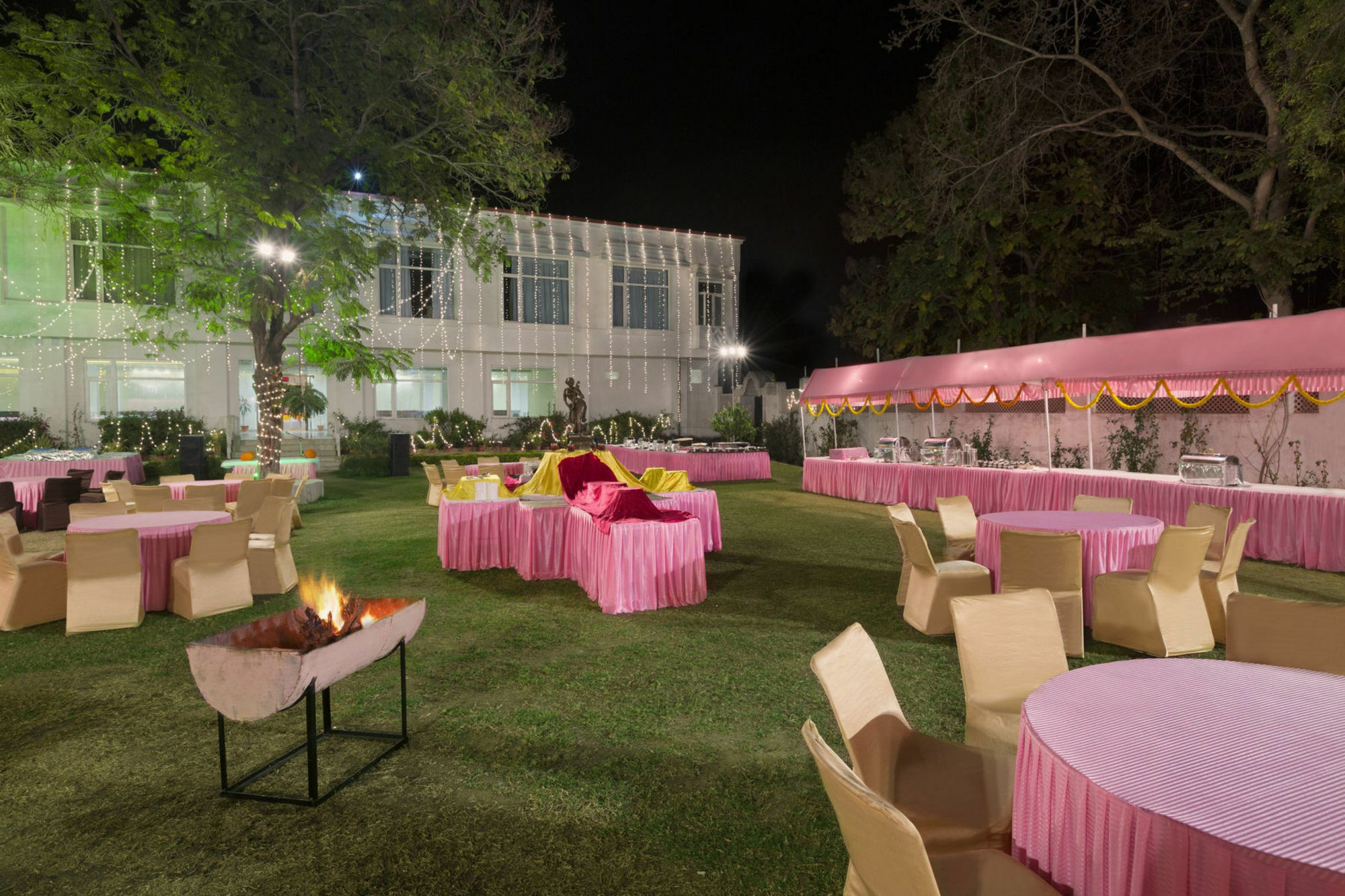 Ramada Khajuraho Hotel Kültér fotó